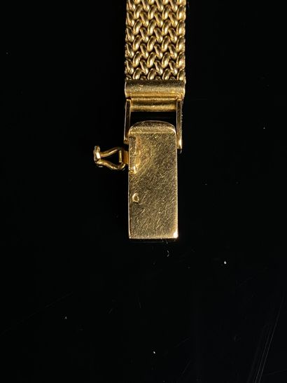 null OMEGA.

Montre de dame en or jaune, le boitier épaulé de diamants.

N°10.828.429,...