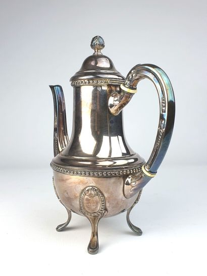 null Cafetière en argent, modèle de style Louis XVI à décor de frises de perles et...