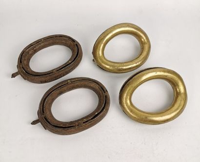 null Deux paires de bracelets de cheville de rituels Theyyam.

Bronze.

Inde, Kerala,...
