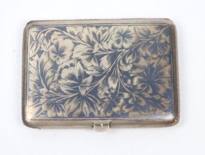 null Three small cigarette cases with floral decoration

Silver plated

Van, Eastern...