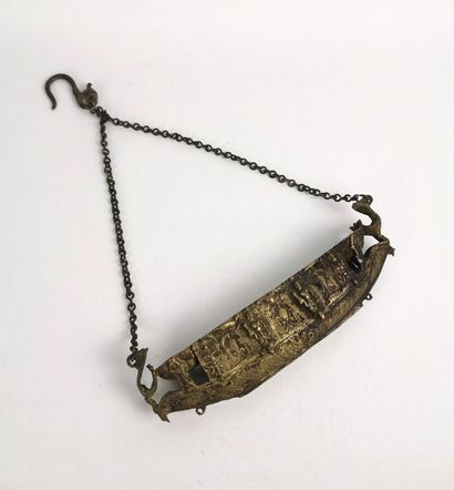null Oil lamp.

Bronze.

India, 19th-20th century.

H_ 44.8 cm (with its chain) W_...