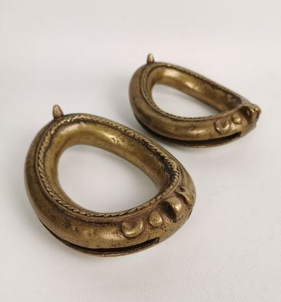 null Two pairs of Theyyam ritual anklets.

Bronze.

India, Kerala, 19th century.

L_...