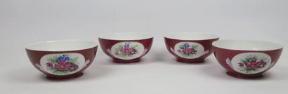 null Set of 14 shaped pieces of Gardner porcelain 

Porcelain with polychrome and...