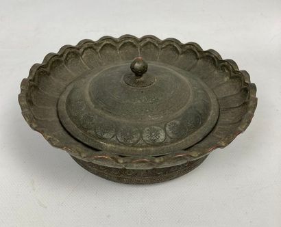 null Covered basin

Tinned copper

Iran, 19th century 

A small basin with a wide...