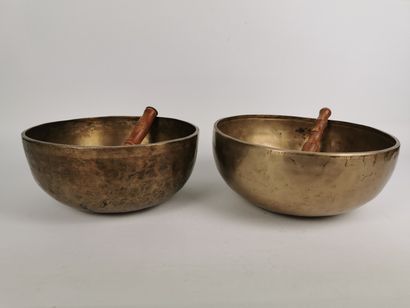 null Pair of singing bowls.

Alloy of seven metals.

Tibet.

H_ 11.6 cm D_ 27.2 cm

H_...