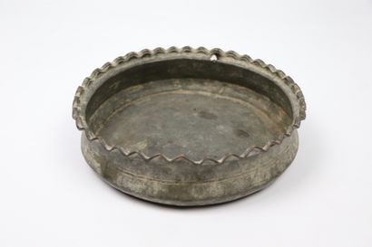 null Covered basin

Tinned copper

Iran, 19th century 

A small basin with a wide...