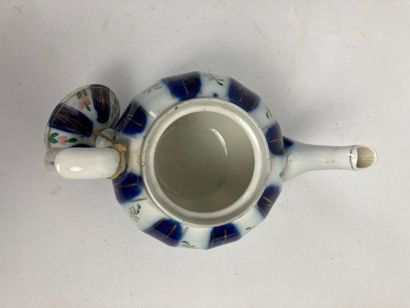 null Service à thé Gardner

Porcelaine à décor polychrome et or 

Russie, Manufacture...