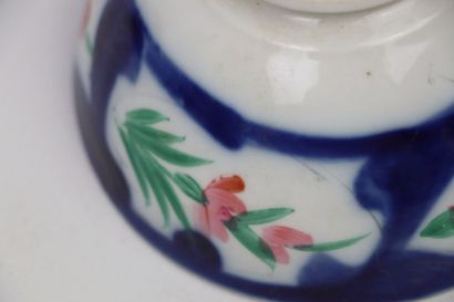 null Bol à thé Gardner dans un étui en cuir d'Asie Centrale

Porcelaine à décor polychrome...