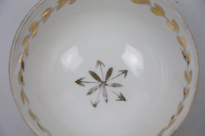 null Théière et petit bol Gardner 

Porcelaine à décor polychrome et or de fleurs...