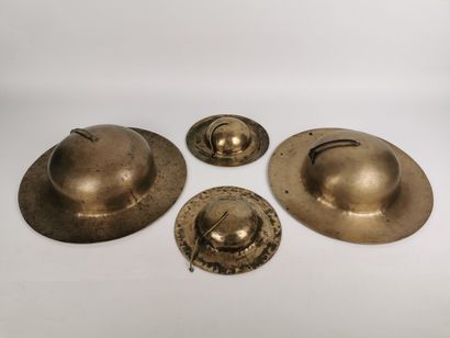 null Deux paires de cymbales.

Laiton et cuir.

Tibet.

H_ 4.8 cm L_ 21.7 cm

H_...