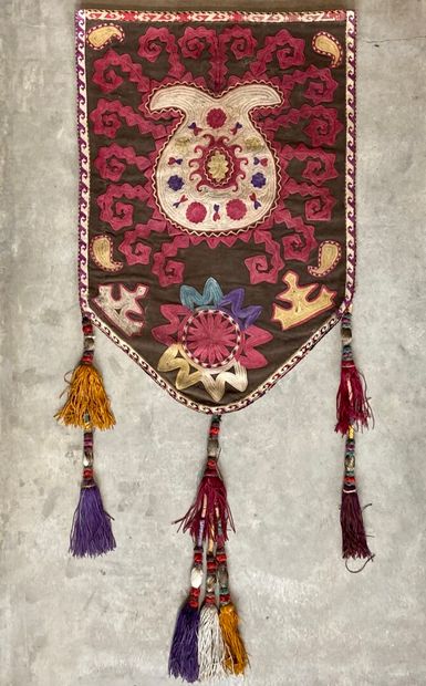 null Bannière Lakai

Broderie de soies polychromes, coton

Asie Centrale, circa 1900...