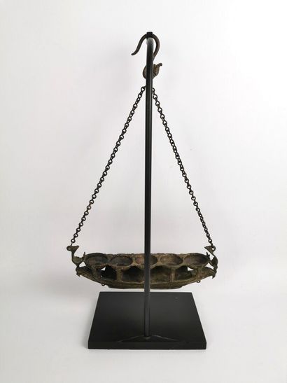 null Oil lamp.

Bronze.

India, 19th-20th century.

H_ 44.8 cm (with its chain) W_...