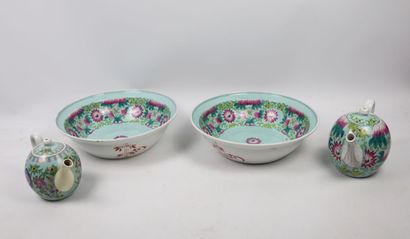 null Set of six porcelain pieces with Chinese-inspired decoration

Porcelain with...