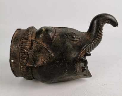 null Deux éléments de palanquins zoomorphes.

Bronze ?

Inde, XIXe siècle.

H_ 20.2...