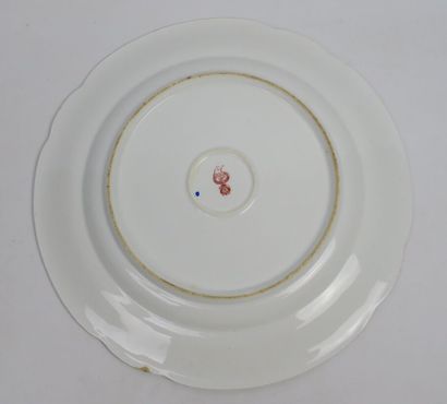 null Lot de trois grands plats en porcelaine de Gardner 

Porcelaine à décor polychrome...