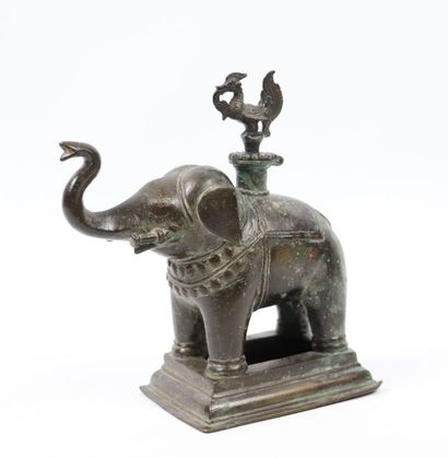 null Éléphant

Bronze

Inde, Deccan, XVIIIe siècle

Amusant récipient en bronze formant...