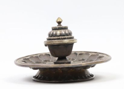 null Silver perfume box.

India, probably Deccan, 18th century 

This perfume container...
