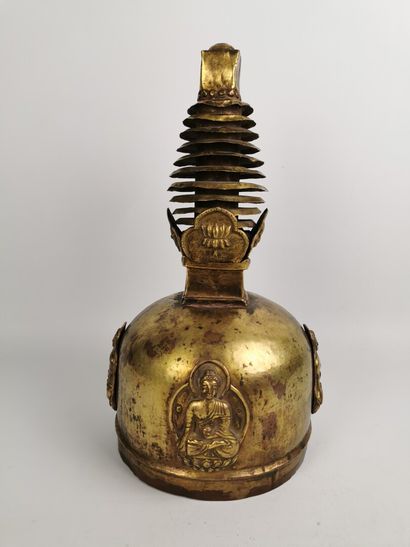 null Stupa chorten.

Métal doré.

Tibet, XXème.

H_ 44.3 cm, D_23 cm.



La base...