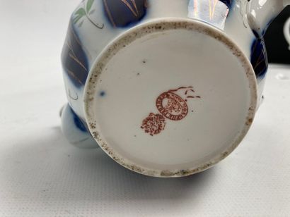 null Service à thé Gardner

Porcelaine à décor polychrome et or 

Russie, Manufacture...