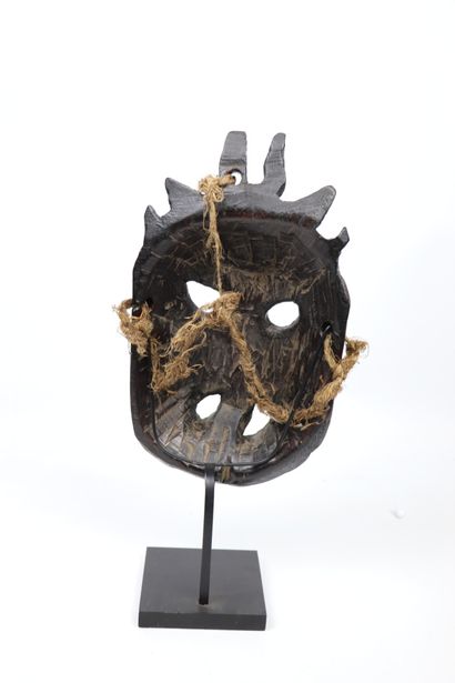 null Indian mask

Wood and polychrome pigments, with its metal base

India, Himachal...