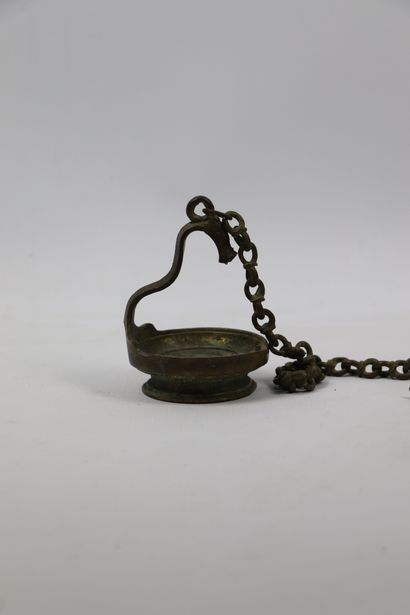 null Lota et lampe à huile

Fonte de laiton

Inde, XIXe siècle

Un lota à panse globulaire...
