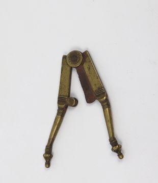 null Collection de cinq ciseaux à bétel 

Laiton et acier

Inde, XIXe siècle

L'un...
