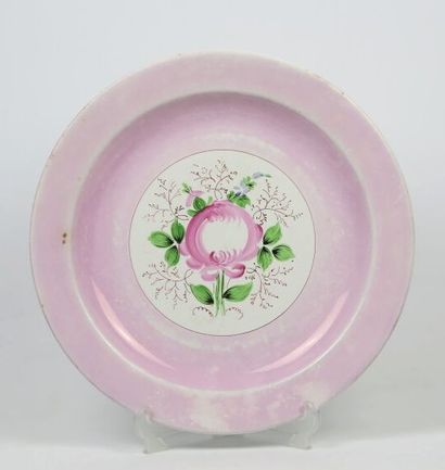 null Plat à décor d'un bouquet central sur fond rose pâle

Porcelaine à décor polychrome

Russie,...