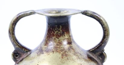 null Deux vases 

Laiton

Inde, XVIIIe - XIXe siècle 

Un lota à belle patine noire,...