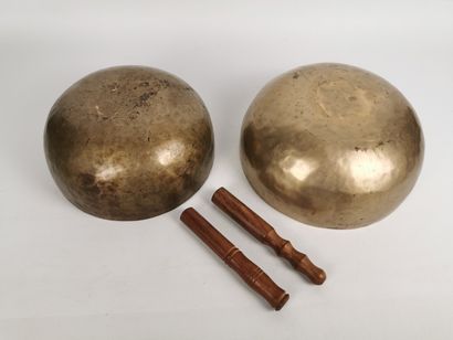 null Pair of singing bowls.

Alloy of seven metals.

Tibet.

H_ 11.6 cm D_ 27.2 cm

H_...