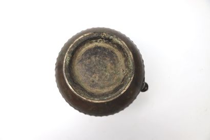 null Lota Kindi à panse godronnée

Fonte de laiton

Inde, XVIIIe siècle 

H_17 c...