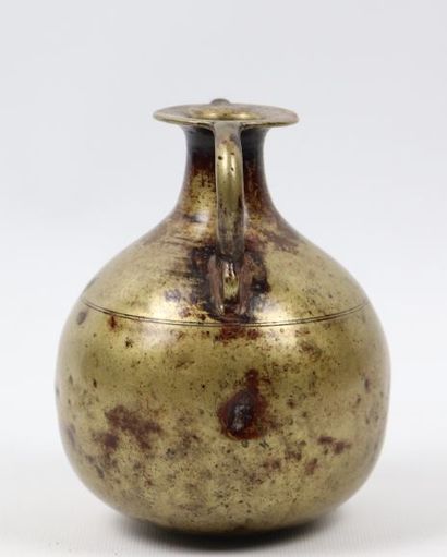 null Deux vases 

Laiton

Inde, XVIIIe - XIXe siècle 

Un lota à belle patine noire,...
