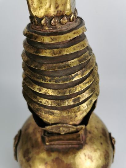 null Stupa chorten.

Gilded metal.

Tibet, 20th century.

H_ 44.3 cm, D_23 cm.



The...