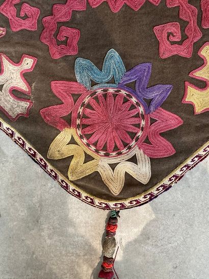 null Lakai banner

Polychrome silk embroidery, cotton

Central Asia, circa 1900 

Pentagonal...