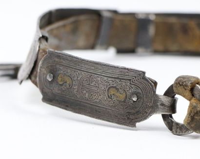 null CHINA.

Leather and steel belt damascened with gold and silver.

With fine decoration...
