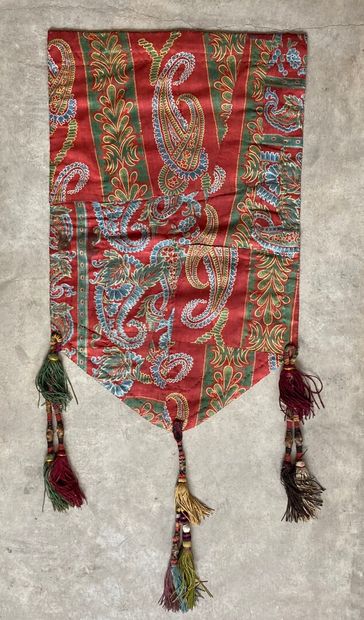 null Lakai banner

Polychrome silk embroidery, cotton 

Central Asia, circa 1900

Pentagonal...