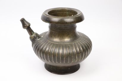 null Lota Kindi with gadrooned body

Cast brass

India, 18th century 

H_17 cm