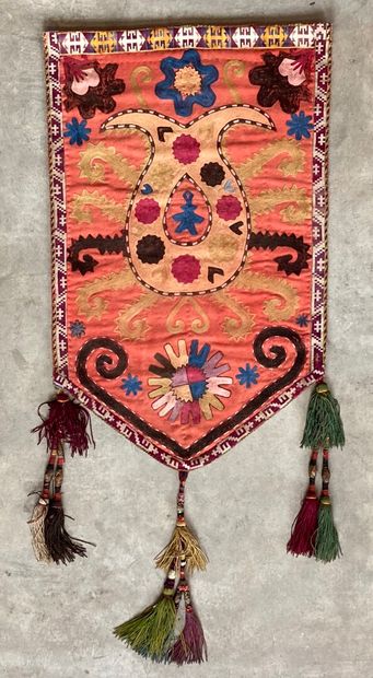 null Lakai banner

Polychrome silk embroidery, cotton 

Central Asia, circa 1900

Pentagonal...