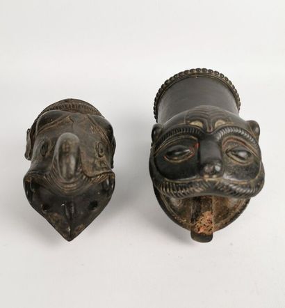 null Two elements of zoomorphic palanquins.

Bronze ?

India, 19th century.

H_ 20.2...