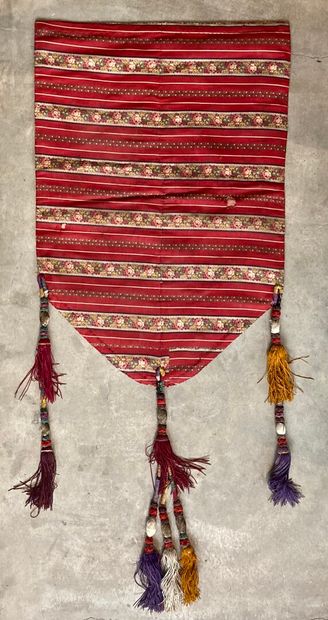 null Lakai banner

Polychrome silk embroidery, cotton

Central Asia, circa 1900 

Pentagonal...