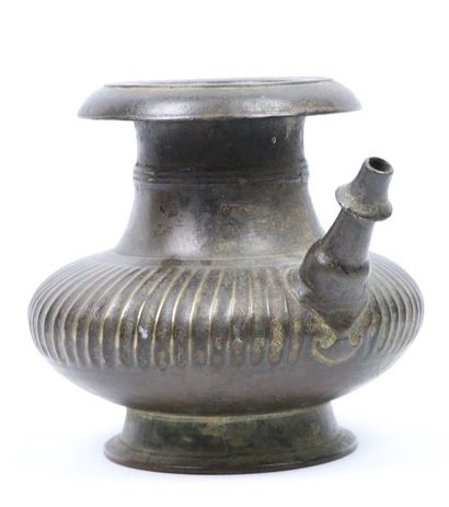 null Lota Kindi with a gadrooned belly

India.

Cast brass

H_16 cm