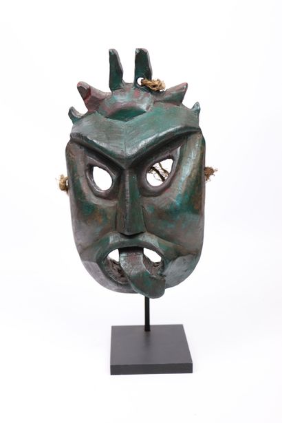 null Indian mask

Wood and polychrome pigments, with its metal base

India, Himachal...