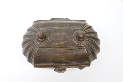 null Pandan

Brass

India

Pandan in the form of a box on four legs, decorated with...