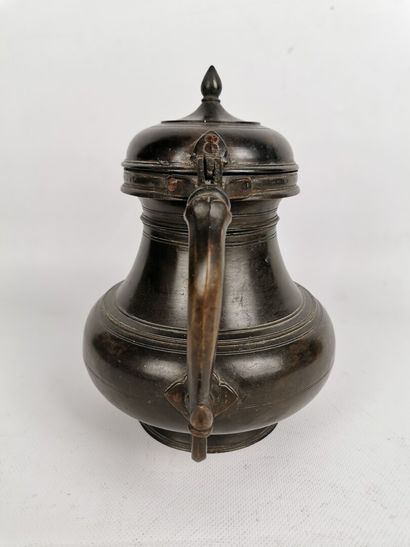 null Aiguière.

Bronze patiné.

Inde, XIXe siècle

H_ 24.2 cm