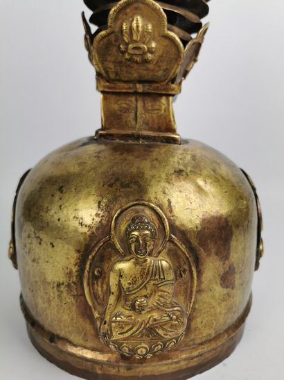 null Stupa chorten.

Gilded metal.

Tibet, 20th century.

H_ 44.3 cm, D_23 cm.



The...