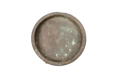 null Petite coupe tripode

Bronze ou fonte de laiton

Iran, période Seljoukide 

A...
