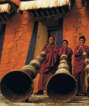 null Paire de trompes tibétaines cérémonielles dites Radong Dungchen.

Cuivre rouge,...