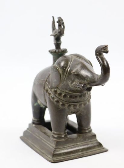 null Éléphant

Bronze

Inde, Deccan, XVIIIe siècle

Amusant récipient en bronze formant...