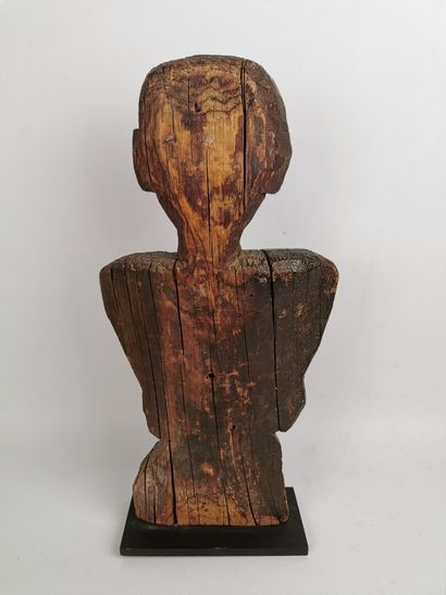 null Anthropomorphic figure.

Carved wood.

Probably India.

H_ 47.5 cm.