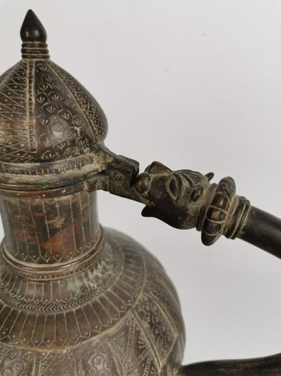 null Aiguière à décor zoomorphe.

Bronze.

Inde, XIX XXe siècle.

H_ 34.2 cm



La...