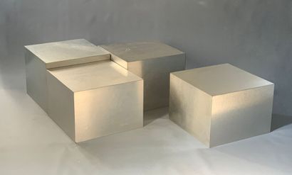 null Travail français.

Ensemble de 4 cubes formant socles ou bouts de canapé, c.1970.

Bois...